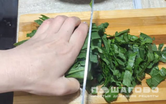 Фото приготовления рецепта: Суп щавелевый с яйцом и курицей - шаг 3