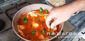 Фото приготовления рецепта: Шакшука (яичница с помидорами) - шаг 7