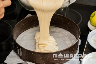 Фото приготовления рецепта: Шарлотка с грушами - шаг 3