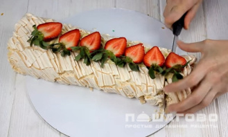 Фото приготовления рецепта: Меренговый рулет со сливочным кремом и клубникой - шаг 8