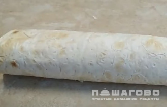 Фото приготовления рецепта: Рулет из лаваша с курицей и сыром - шаг 8