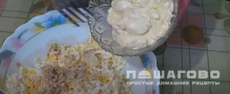 Фото приготовления рецепта: Сырный салат с яйцом и чесноком - шаг 2