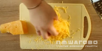 Фото приготовления рецепта: Картофельная запеканка с курицей и сыром - шаг 5