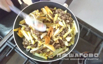 Фото приготовления рецепта: Жареная картошка с грибами и луком на сковороде - шаг 3