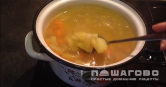 Фото приготовления рецепта: Суп с сыром и яйцом - шаг 2