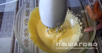 Фото приготовления рецепта: Быстрый рулет из сгущенки с начинкой - шаг 3