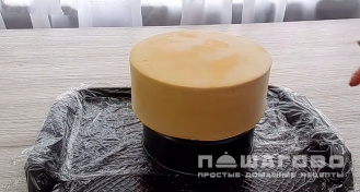 Фото приготовления рецепта: Зеркальная шоколадная глазурь - шаг 10