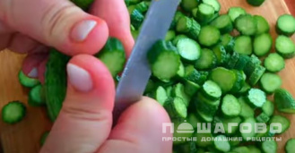 Фото приготовления рецепта: Огуречное лечо с помидорами и болгарским перцем - шаг 4