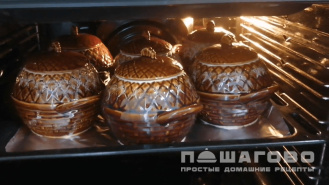 Фото приготовления рецепта: Суп с пельменями в горшке в духовке - шаг 3