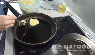 Фото приготовления рецепта: Драники через мясорубку - шаг 5