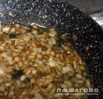 Фото приготовления рецепта: Салат из свеклы с луком и чесноком - шаг 5