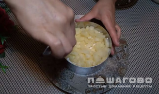 Фото приготовления рецепта: Салат с курицей, ананасами, сыром и яйцом - шаг 2
