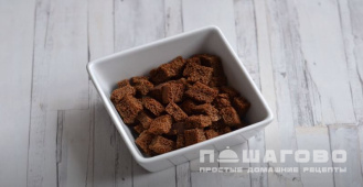 Фото приготовления рецепта: Салат с фасолью, копченой колбасой и сухариками - шаг 3