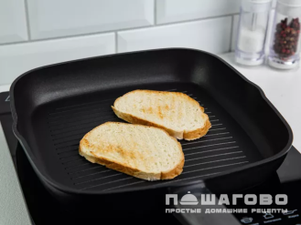 Фото приготовления рецепта: Яичница с морепродуктами - шаг 2