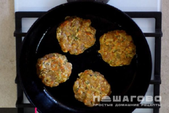 Фото приготовления рецепта: Котлеты из куриной грудки рубленные с кабачком - шаг 3
