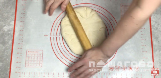 Фото приготовления рецепта: Хачапури с сыром сулугуни из дрожжевого теста - шаг 11