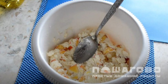 Фото приготовления рецепта: Сырники с персиками - шаг 5