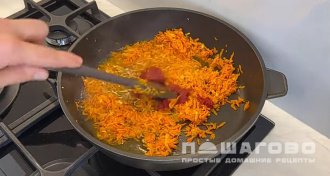 Фото приготовления рецепта: Макароны с фрикадельками в сковороде - шаг 8