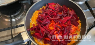 Фото приготовления рецепта: Классический украинский борщ с салом - шаг 2