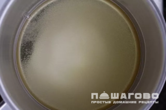 Фото приготовления рецепта: Популярные роллы с лососем и огурцом - шаг 3