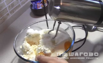 Фото приготовления рецепта: Простая воздушная запеканка из творога - шаг 2
