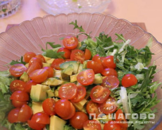 Фото приготовления рецепта: Салат с авокадо, помидорами и креветками - шаг 5