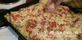 Фото приготовления рецепта: Мясо по-французски с картофелем, помидорами и сыром - шаг 11