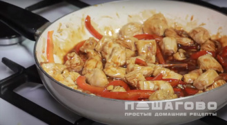Фото приготовления рецепта: Индейка с овощами, кунжутом и соусом терияки - шаг 6