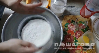 Фото приготовления рецепта: Сладкие пирожки с калиной - шаг 4