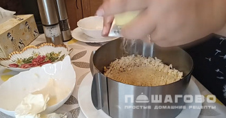 Фото приготовления рецепта: Салат с курагой и курицей - шаг 10