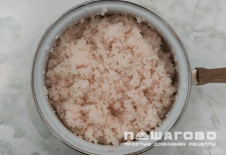 Фото приготовления рецепта: Роллы с крабовыми палочками, авокадо и семгой - шаг 2