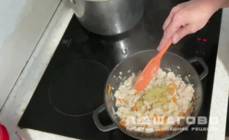 Фото приготовления рецепта: Подлива из куриного фарша к макаронам - шаг 3