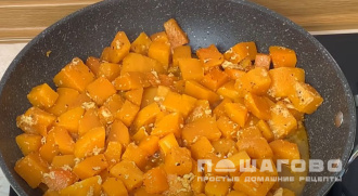 Фото приготовления рецепта: Тушеная тыква с травами - шаг 4