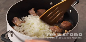 Фото приготовления рецепта: Простое жаркое со свининой - шаг 2