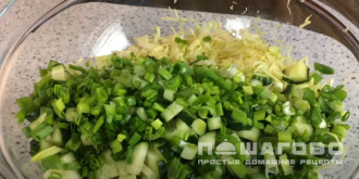 Фото приготовления рецепта: Салат с капустой, крабовыми палочками и кукурузой - шаг 3