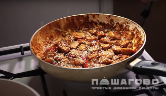 Фото приготовления рецепта: Индейка с овощами, кунжутом и соусом терияки - шаг 9