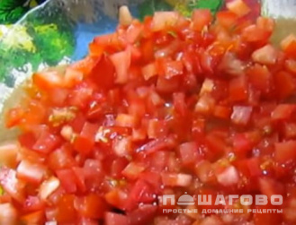 Фото приготовления рецепта: Слоеный салат с помидорами и крабовыми палочками - шаг 1