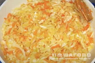 Фото приготовления рецепта: Заливной капустный пирог на сметане - шаг 2