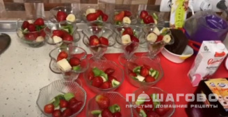 Фото приготовления рецепта: Фруктовый салат со сливками - шаг 3