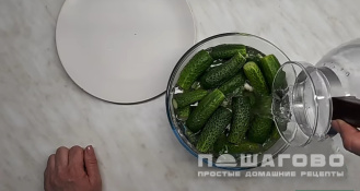 Фото приготовления рецепта: Малосольные огурцы на минералке - шаг 5