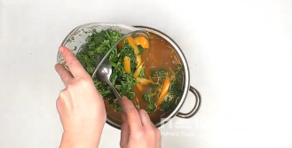Фото приготовления рецепта: Суп с мангольдом - шаг 4