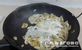 Фото приготовления рецепта: Пицца Жюльен с шампиньонами и копченой курицей - шаг 2