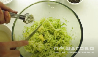 Фото приготовления рецепта: Оладьи из кабачков с чесноком - шаг 1