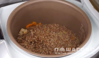 Фото приготовления рецепта: Гречка по-купечески в мультиварке - шаг 6