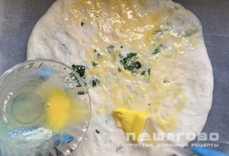 Фото приготовления рецепта: Хачапури с зеленью и сыром - шаг 5