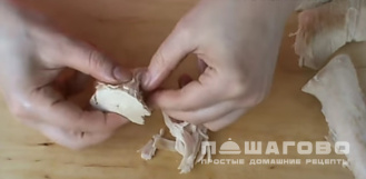 Фото приготовления рецепта: Салат «Министерский» с куриной грудкой и яичными блинчиками - шаг 4