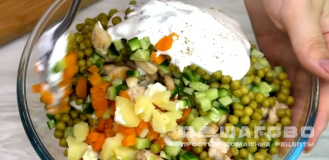 Фото приготовления рецепта: Салат оливье с мясом и свежими огурцами - шаг 11