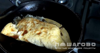 Фото приготовления рецепта: Нежный омлет с грибами, специями и сыром - шаг 4