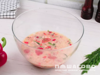 Фото приготовления рецепта: Омлет с вареной колбасой и овощами - шаг 4