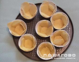 Фото приготовления рецепта: Мини-запеканки из кабачков и курицы - шаг 6